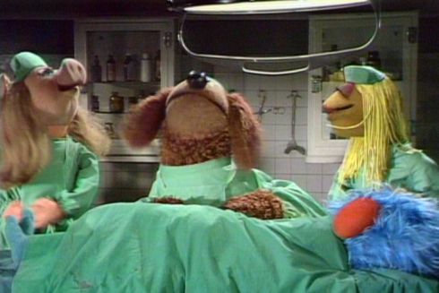 Nurse Piggy, Dr. Bob (Rowlf) und Janice in «The Muppet Show»