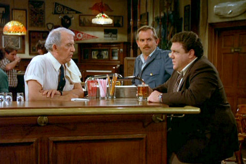 Nicholas Colasanto, John Ratzenberger und George Wendt in «Cheers»