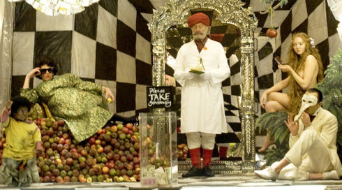 Verne Troyer, Andrew Garfield, Christopher Plummer, Lily Cole und Heath Ledger in «The Imaginarium of Doctor Parnassus»