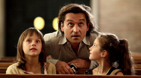 Alice Gautier, Louis-Do de Lencquesaing und Manelle Driss in «Le père de mes enfants»