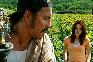 John Corbett und Kristen Stewart in «The Messengers»