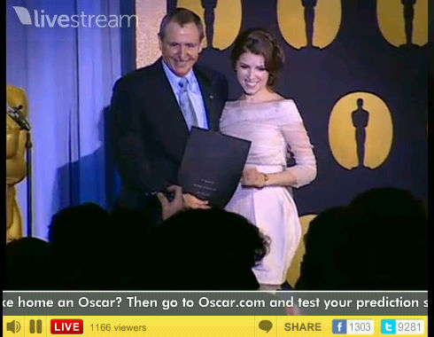 Tom Sherak überreicht Anna Kendrick ihr Zertifikat